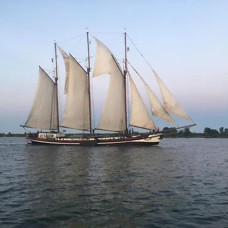 Zeilschip Nil Desperandum Bed & Breakfast *